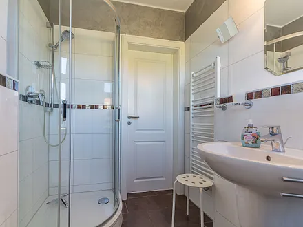 Das Bad mit Dusche und WC