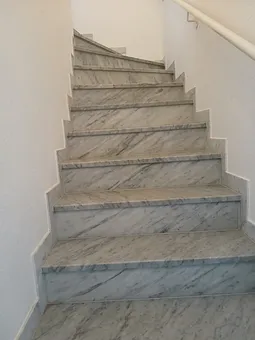 Treppenaufgang zur Wohnung in der 1. Etage