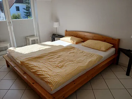 Schlafzimmer mit großem Doppelbett