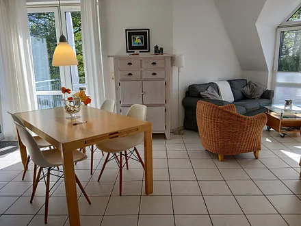 Esstisch im Wohnzimmer mit Durchgang zum Balkon