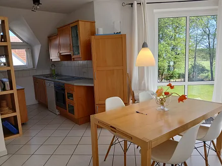 Küchennische mit Esstisch und Durchgang zum Balkon