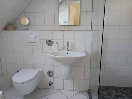 Bad mit Dusche, Waschbecken und WC