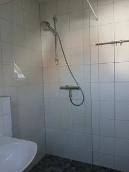 Große Dusche im Bad