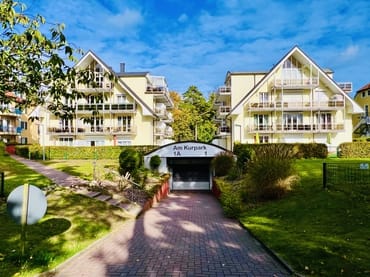 Hausansicht von hinten mit Tiefgarageneinfahrt