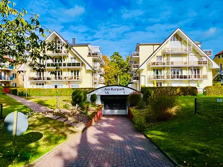 Hausansicht von hinten mit Tiefgarageneinfahrt