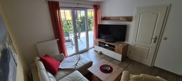 Sideboard mit Internetradio und LED TV 55", rechts Tür zum Schlafzimmer