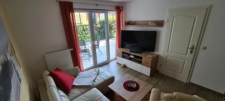 Sideboard mit Internetradio und LED TV 55", rechts Tür zum Schlafzimmer