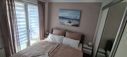 Schlafzimmer mit Terrassenfenster