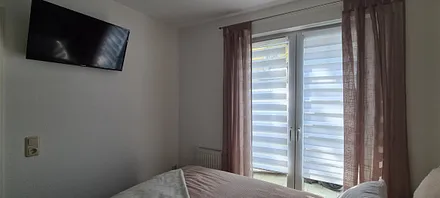 Schlafzimmer mit zweiten TV 