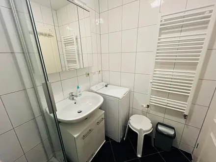 Bad mit Waschbecken und -maschine