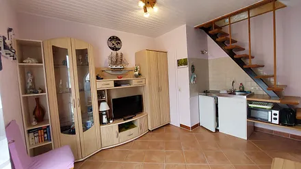 Pantry und Zugang zum Schlafboden 