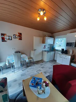 Wohnzimmer mit Küchenzeile und Essecke