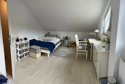 Linke Seite des DG Zimmers mit einem großen Bett