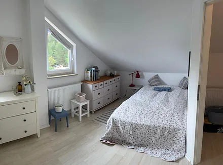 rechte Seite des DG Zimmers mit weiterem Bett, beide Betten sind 120 cm breit