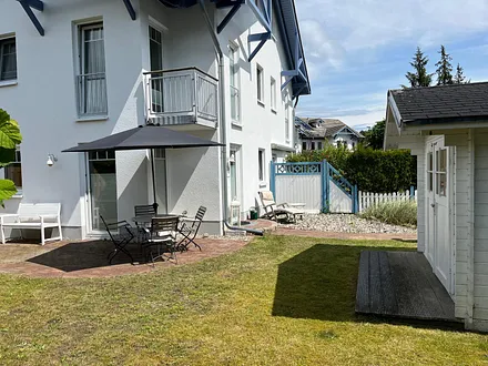 Terrassentür aus dem Wohnzimmer (links im Bild)