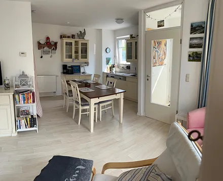 Küche und Wohnbereich, rechts der Flur mit dahinterliegender Hauseingangstür