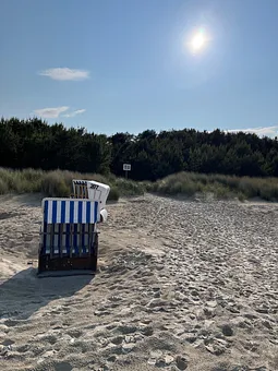 Strand mit dahinterliegendem Kiefernwald, Strandkörbe können gemietet werden