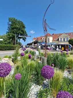 Karlshagen mit kleinen Lädchen und Restaurants, sowie einer gemütlichen Konzertmuschel
