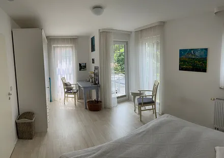 Schlafzimmer im 1. OG mit einem großen Kleiderschrank und einem kleinen Balkon