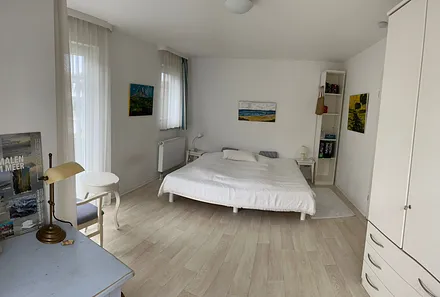 Schlafzimmer mit Doppelbett im 1. OG