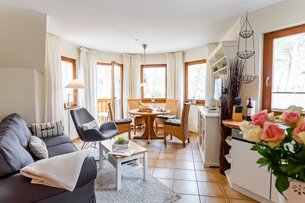 Wohnzimmerbereich mit Esstisch für 4 Personen