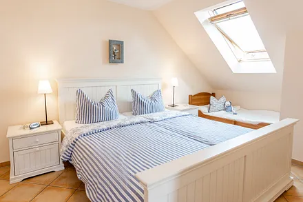 Schlafzimmer mit sehr großem Kleiderschrank