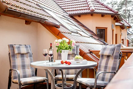 möblierter Balkon mit Blick zur Ostsee