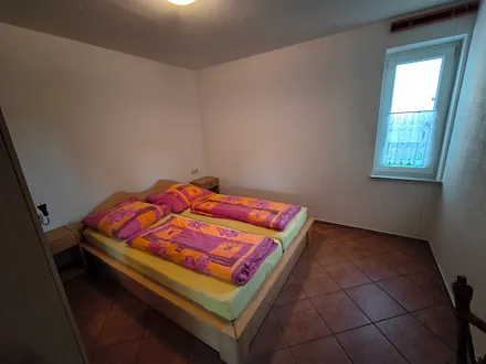 Schlafzimmer mit Doppelbett und Kleiderschrank 