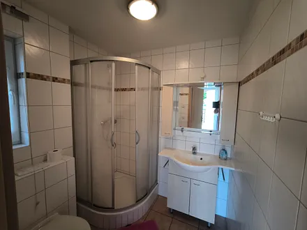 Bad mit Dusche, Waschtisch und WC 