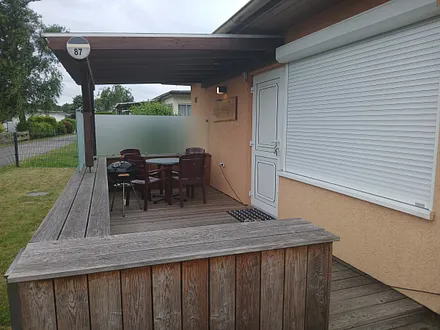 Vorderansicht Bungalow mit Sitzecke