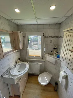 Bad mit Waschbecken und WC