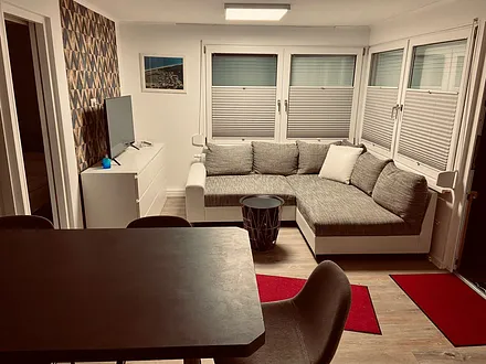 Große Couch und Esstisch