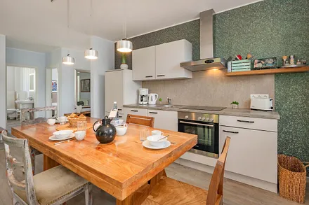 Küchenzeile mit Esstisch