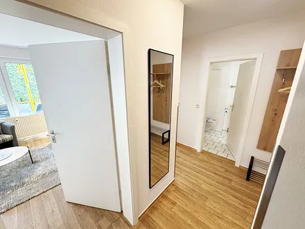 großer Flurbereich mit Spiegel