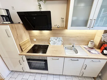 separate Küche mit vielen Küchenutensilien