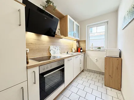 separate Küche mit Cerankochfeld, Backofen und vielen kleinen Helfern