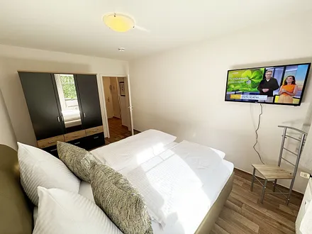 Schlafzimmer mit Doppelbett und Kleiderschrank