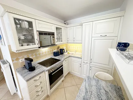 offene Wohnküchenzeile mit kleinem Essplatz