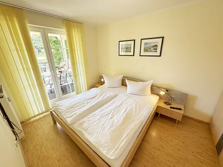 Schlafzimmer mit Doppelbett