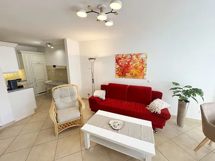 Wohnbereich mit Couch und Sessel