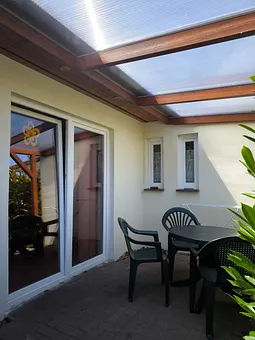 Überdachte Terrasse mit Sitzgelegenheiten 