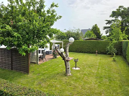 Liegewiese und Grillplatz