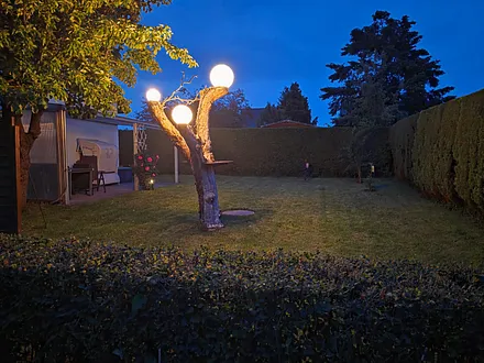 Liegewiese und Grillplatz am Abend mit Beleuchtung