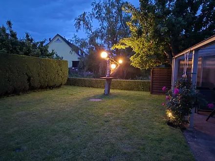 Liegewiese und Grillplatz am Abend mit Beleuchtung