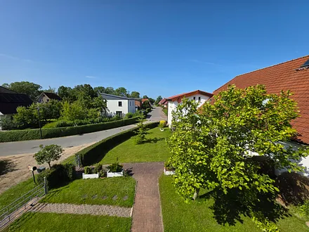 Blick auf die Straße und den Parkplatz