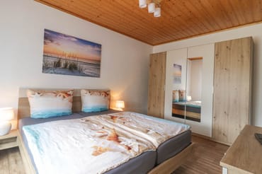 Schlafzimmer 1