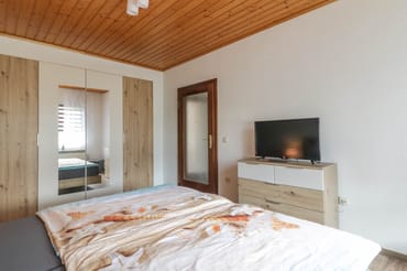 Schlafzimmer 1