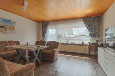 Wohnzimmer mit Zugang zur Terrasse