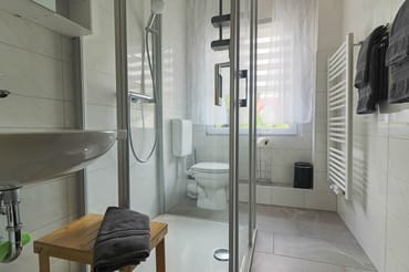 Bad mit Dusche & WC