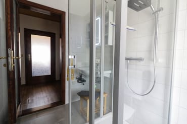 Bad mit Dusche & WC